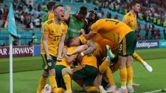 Para pemain Wales merayakan gol kedua mereka yang dicetak oleh bek Wales Connor Roberts selama  selama pertandingan sepak bola Grup A EURO 2020 antara Turki melawan Wales di Stadion Olimpiade di Baku, Kamis (17/6/2021) dini hari WIB.
 [AFP/Photo]