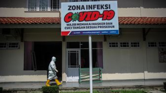 Seorang tenaga kesehatan berada di gedung khusus pasien COVID-19 di RSUD Provinsi Jawa Barat Al Ihsan, Baleendah, Kabupaten Bandung, Jawa Barat, Kamis (17/6/2021). ANTARA FOTO/Raisan Al Farisi