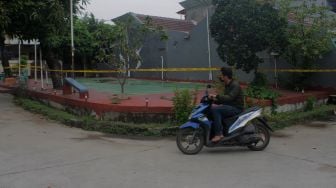 Suasana gerbang utama RT 02 di Kelurahan Pejuang, Kecamatan Medan Satria, Bekasi, Kamis (17/6/2021).  [Suara.com/Dian Latifah]
