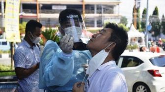 Sat Lantas Polres Ciko Tebar 100 Masker dan Rapid Tes Antigen Gratis