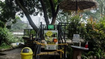 Suasana salah satu fasilitas Kebun Binatang Bandung Zoological Garden yang ditutup di Bandung, Jawa Barat, Jumat (18/6/2021). ANTARA FOTO/Novrian Arbi