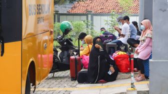 Para pasien Covid-19 menunggu untuk dievakuasi ke RSDC Wisma Atlet di Puskesmas Lubang Buaya, Jakarta Timur, Jumat (18/6/2021). [Suara.com/Alfian Winanto]