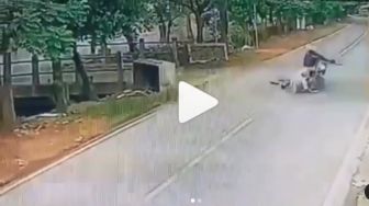 Detik-detik Video Lansia Nyelonong di Jalan Tertabrak Sepeda Motor di Malang