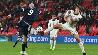 Penyerang Skotlandia Lyndon Dykes (9) mencoba mencetak gol selama  selama pertandingan sepak bola Grup D EURO 2020 antara Inggris melawan Skotlandia di Stadion Wembley di London, Inggris, Sbatu (19/6) dini hari WIB. FACUNDO ARRIZABALAGA / KOLAM RENANG / AFP