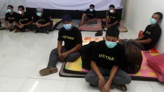 Sejumlah pelaku penangkapan ikan ilegal berkewarganegaraan Vietnam beristirahat di aula Kantor Imigrasi Kelas I TPI Pontianak di Pontianak, Kalimantan Barat, Sabtu (19/6/2021).  ANTARA FOTO/Jessica Helena Wuysang