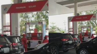 Lihat Mobil Mewah Antre Isi Bensin Premium di SPBU, Pria Ini Nyinyir