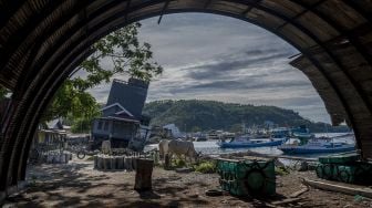 Bangunan Coprafonds atau gudang kopra peninggalan zaman kolonial rusak dan tak terawat di Kelurahan Tanjung Batu, Donggala, Sulawesi Tengah, Sabtu (19/6/2021). [ANTARAFOTO/Basri Marzuki] 