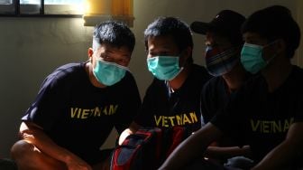 Sejumlah pelaku penangkapan ikan ilegal berkewarganegaraan Vietnam beristirahat di aula Kantor Imigrasi Kelas I TPI Pontianak di Pontianak, Kalimantan Barat, Sabtu (19/6/2021).  ANTARA FOTO/Jessica Helena Wuysang