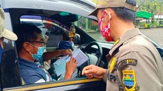 Tak Bisa Tunjukan Surat Bebas COVID-19, Wisatawan di Kawasan Lembang Diputarbalik Petugas