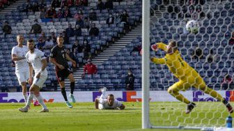 Pemain depan Kroasia Ivan Perisic menembak dan mencetak gol pertama timnya selama pertandingan sepak bola Grup D EURO 2020 antara Kroasia melawan Republik Ceko di Hampden Park di Glasgow, Jumat (18/6/2021).  [AFP/Photo]