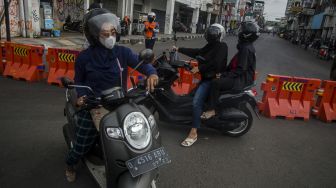 Pengendara berputar balik saat penutupan ruas jalan protokol kawasan Asia Afrika, Bandung, Jawa Barat, Jumat (18/6/2021). ANTARA FOTO/Novrian Arbi
