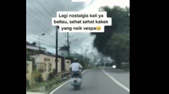 Bak Sedang Nostalgia, Kakek Keliling Naik Vespa Pakai Seragam SMA