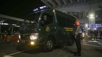 Mobil tahanan Kejaksaan Agung membawa terpidana kasus pembalakan liar Adelin Lis setibanya di Bandara Soekarno Hatta, Tangerang, Banten, Sabtu (19/6/2021). [ANTARA FOTO/Fauzan]