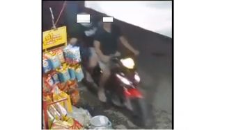 Kelakuan Pemotor saat Melintas di Depan Toko Pinggir Jalan Jadi Sorotan, Aksinya Barbar!