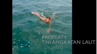 Berenang Sendiri di Tengah Laut, Anak 14 Tahun Diselamatkan Kapal Perang