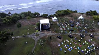 Foto udara kegiatan Yoga bersama saat perayaan Hari Yoga Internasional 2021 di Pulau Nusa Dharma, Nusa Dua, Badung, Bali, Minggu (20/6/2021). [ANTARA FOTO/Fikri Yusuf]