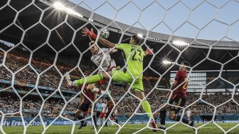 Pemain Polandia Karol Swiderski (kiri) gagal mencetak gol melewati kiper Spanyol Unai Simon selama pertandingan sepak bola Grup E UEFA EURO 2020 antara Spanyol dan Polandia di Stadion La Cartuja, Seville, Spanyol, pada (19/6/2021). [LLUIS GENE / POOL / AFP]