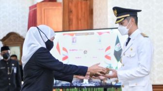 Sempat Positif COVID-19, Gubernur Khofifah Melantik Wakil Bupati Tuban Secara Virtual