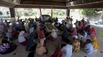 Peziarah memanjatkan doa di pusara Makam Presiden Soekarno di Kota Blitar, Jawa Timur, Minggu (20/6/2021). [ANTARA FOTO/Irfan Anshori]