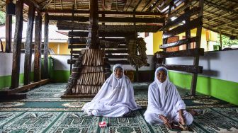 Sejumlah warga berada di Masjid Wapauwe di Negeri (Desa) Kaitetu Kabupaten Maluku Tengah, Provinsi Maluku, Minggu (20/6/2021). [ANTARA FOTO/FB Anggoro]