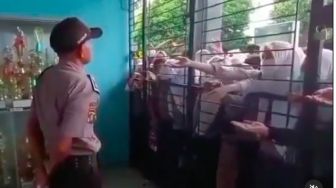 Heboh Berebut di Pagar Sekolah, Netizen Pertanyakan Pendaftaran Siswa Online