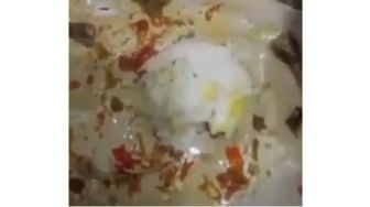 Pria Makan Nasi Bungkus Pakai Lauk Ikan Hidup, Mau Disantap Malah Menggeliat