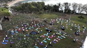 Foto udara kegiatan Yoga bersama saat perayaan Hari Yoga Internasional 2021 di Pulau Nusa Dharma, Nusa Dua, Badung, Bali, Minggu (20/6/2021). [ANTARA FOTO/Fikri Yusuf]