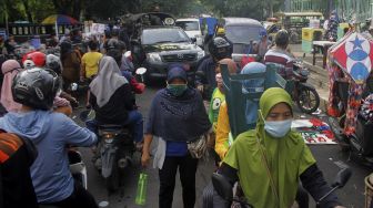 Sejumlah warga memadati kawasan Hutan Kota Bekasi, Jawa Barat, Minggu (20/6/2021). [Suara.com/Dian Latifah] 