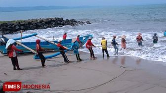 Nasib Buruh Nelayan Penarik Jaring Ered di Pantai Timur Pangandaran