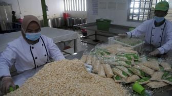 Pekerja memproduksi tempe di rumah tempe a-zaki, Perumahan Bogor Raya Permai, Kelurahan Curug, Kota Bogor, Jawa Barat, Senin (21/6/2021). [ANTARA FOTO/Arif Firmansyah]