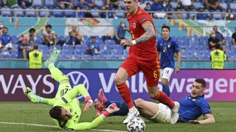 
Penjaga gawang Wales Danny Ward (kiri) menyelamatkan tembakan selama pertandingan sepak bola Grup A UEFA EURO 2020 antara Italia dan Wales di Stadion Olimpiade, Roma, pada (20/6/2021). [ANDREAS SOLARO / POOL / AFP]