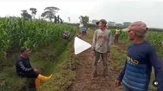 Sukses Nyanyikan Lagu Kebangsaan, Petani di Kediri Sumringah Diberi Sangu Pak Lurah