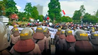 Demonstran Tolak Penyekatan Suramadu Ancam Masuk Paksa Balai Kota Surabaya