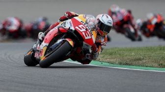 Pembalap Honda Spanyol Marc Marquez mengendarai sepeda motornya selama Grand Prix MotoGP Jerman di sirkuit balap Sachsenring, Hohenstein-Ernstthal, Jerman Timur, pada (20/6/2021). [Ronny HARTMANN / AFP]