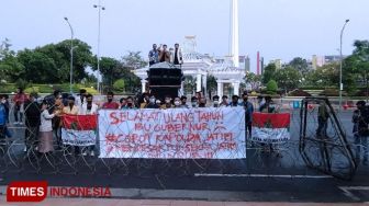 BEM Nusantara Demo Kantor Gubernur Jatim, Tuntut Pesta Ulang Tahun Khofifah Diusut