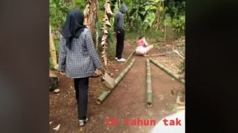 Viral! 10 Tahun Merantau, Pria Ini Pulang Kejutkan Ibu Hingga Disambut 'Tamparan'