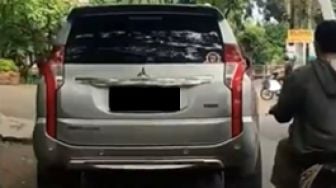 Viral Video Penumpang Mobil Pajero Sport Berkali-kali Buang Sampah ke Sungai, Publik Miris