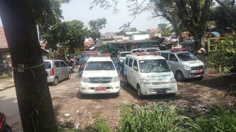 Ngeri! Sejumlah Mobil Jenazah Antre di Pemakaman Khusus COVID-19 Cikadut Bandung