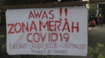 Warga beraktivitas di zona merah COVID-19 RT 006 RW 01, Gandaria Selatan, Cilandak, Jakarta, Selasa (22/6/2021). [Suara.com/Angga Budhiyanto]