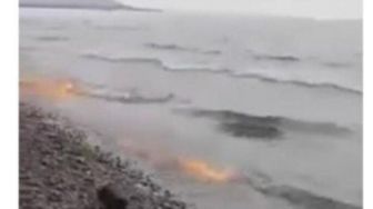 Viral Ombak Api menjalar di Sepanjang Pantai, Netizen Singgung Tanda Akhir Zaman?