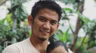 6 Potret Rizki DA dan Nadya Mustika ke Medan: Bahagia Bersama Buah Hati