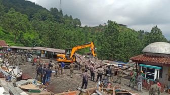 Gunakan Alat Berat, Puluhan Lapak PKL di Area Masjid Atta'Awun Puncak Bogor Dibongkar
