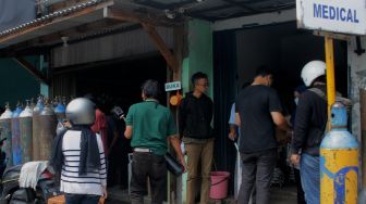 
Suasana antrean pelanggan di depot pengisian oksigen, Manggarai, Jakarta, Selasa (22/6/2021).[Suara.com/Dian Latifah