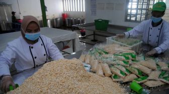 Pekerja memproduksi tempe di rumah tempe a-zaki, Perumahan Bogor Raya Permai, Kelurahan Curug, Kota Bogor, Jawa Barat, Senin (21/6/2021). ANTARA FOTO/Arif Firmansyah
