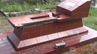 Waduh! Guru Ngaji Suruh Murid Rusak Kuburan Kristen di Solo, Salib Dipotong, Dihancurkan