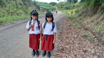 Miris! Si Kembar Indah dan Ifa Jalan Kaki 4 Km Berangkat Sekolah SD di Kalimantan