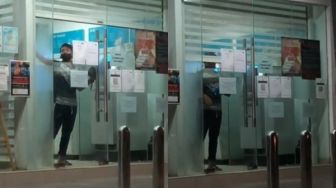 Detik-detik Pria Terkunci di ATM, Ekspresi Harus Nginap Semalaman Jadi Viral