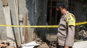 Polisi mengamati mortir yang tertutup karung di Kelurahan Campurejo, Kota Kediri, Jawa Timur, Rabu (23/6/2021). ANTARA FOTO/Prasetia Fauzani
