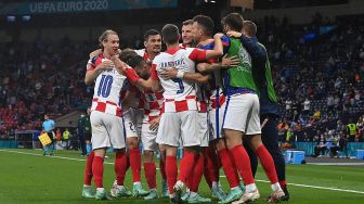 Para pemain Kroasia merayakan kepastian timnya lolos 16 besar Euro 2020 di Hampden Park di Glasgow, Rabu (23/6) dini hari WIB.  [AFP/Photo]