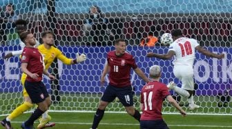 Pemain depan Inggris Raheem Sterling mencetak gol pembuka pada pertandingan sepak bola Grup D EURO 2020 antara Republik Ceko melawan Inggris di Stadion Wembley, London, Inggris,  Rabu (23/6/2021) dini hari WIB.  [AFP/Photo]
